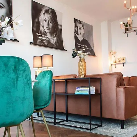 Appartement Chic Retreat, Steps To