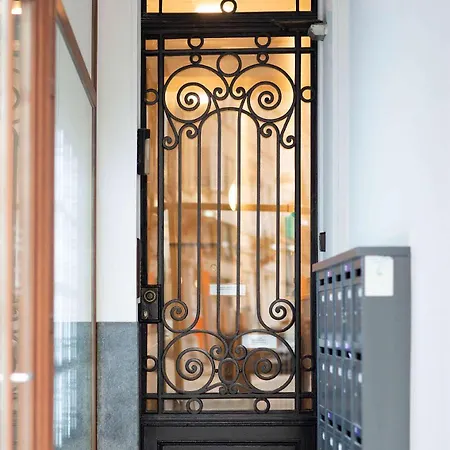 شقة Chic Retreat, Steps To
