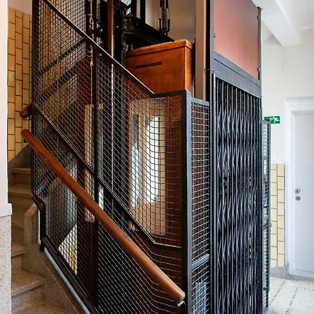 شقة Chic Retreat, Steps To