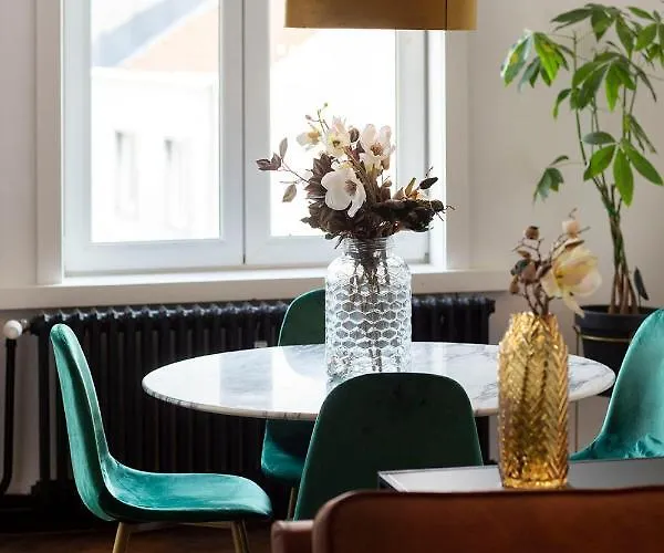 Chic City Retreat, Steps To Beach Appartement