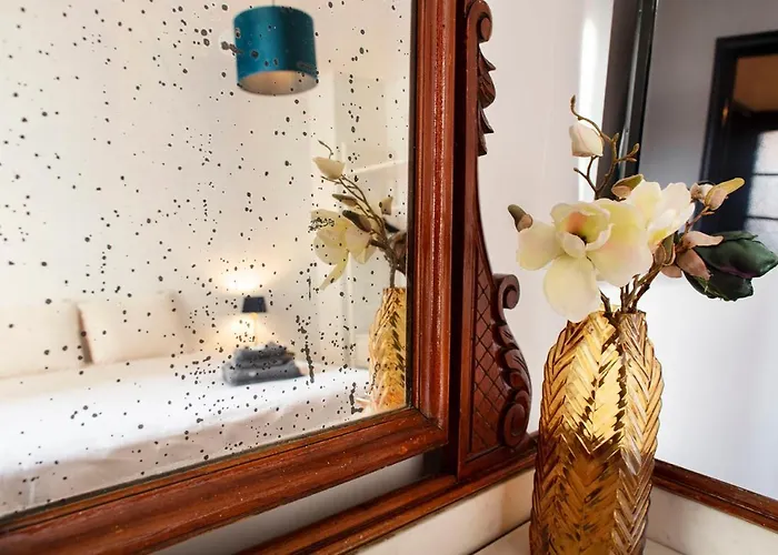 Chic City Retreat, Steps To Beach Appartement