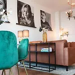 Appartement Chic Retreat, Steps To