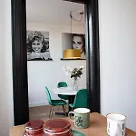 Appartement Chic Retreat, Steps To *