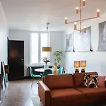 Appartement Chic Retreat, Steps To *