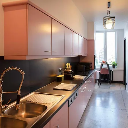 Appartement Chic Retreat, Steps To *