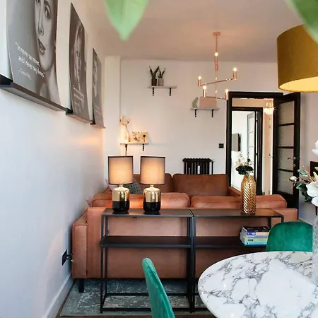 Appartement Chic Retreat, Steps To *