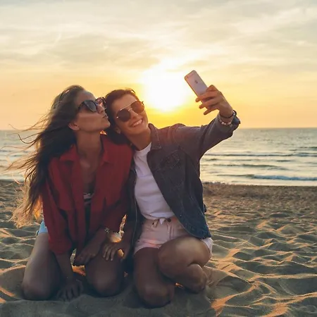 Chic City Retreat, Steps To Beach אוסטנדה