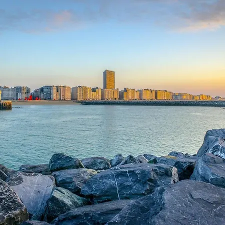 Chic City Retreat, Steps To Beach דירה