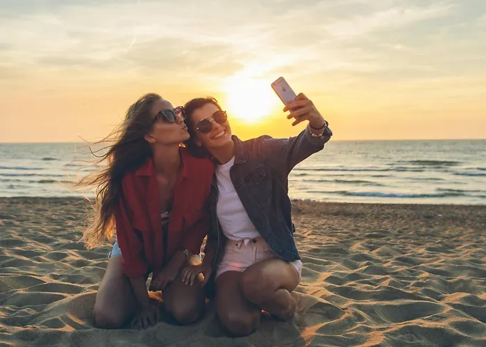 Chic City Retreat, Steps To Beach אוסטנדה