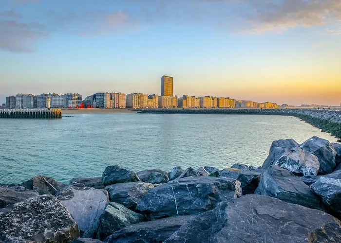 Chic City Retreat, Steps To Beach דירה