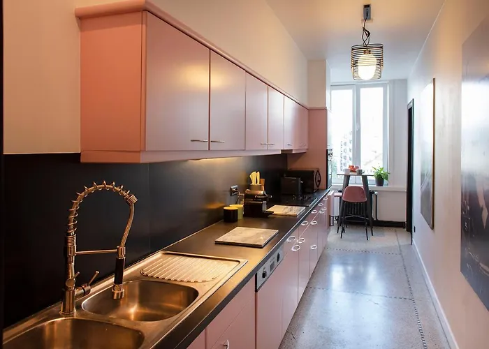 Chic City Retreat, Steps To Beach אוסטנדה